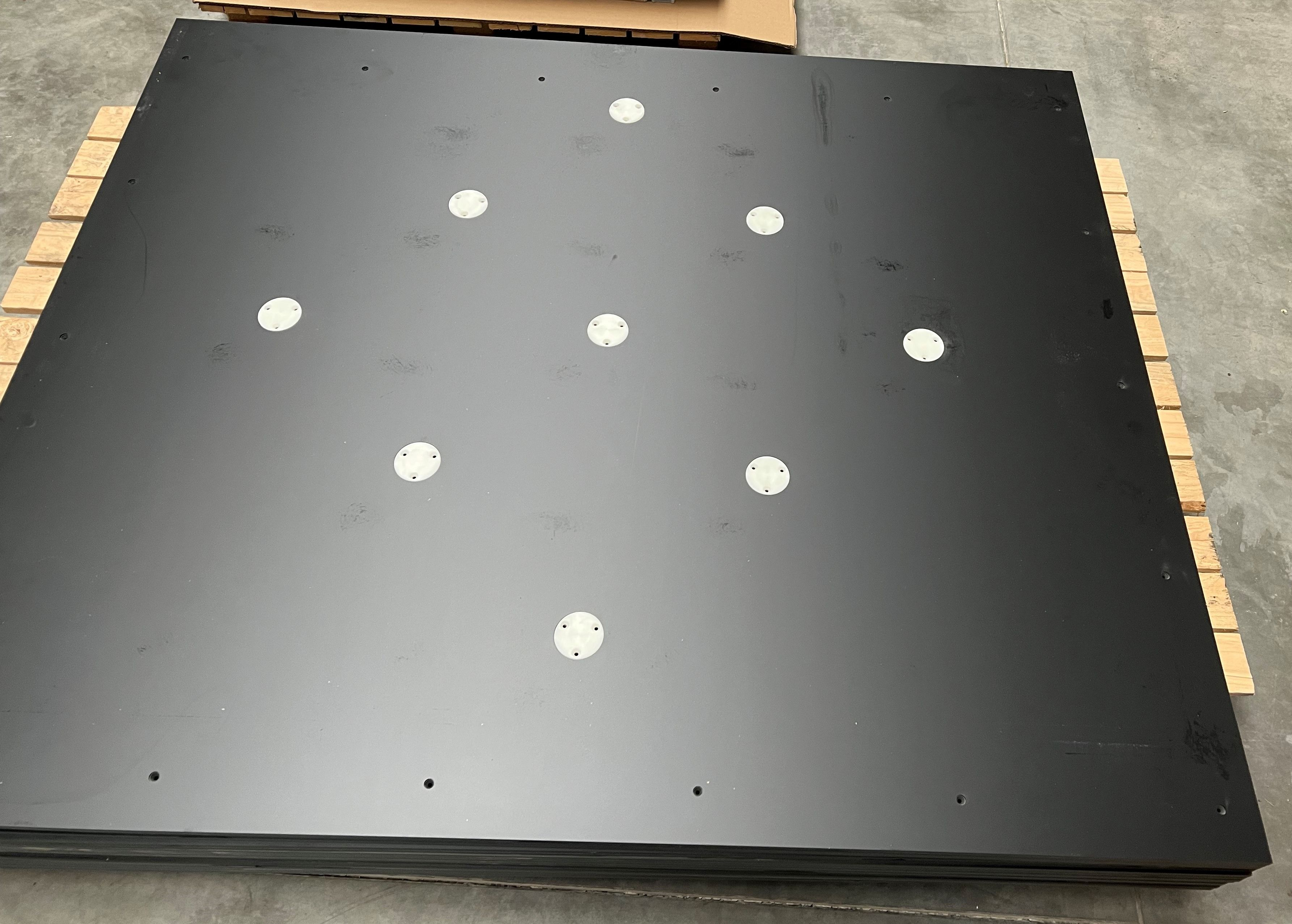 Vierpass HPL 12mm gefräst mit den gewählten Standplatten