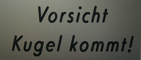 PVC Schild graviert Vorsicht Kugel kommt